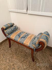Divanetto classico imbottito in legno