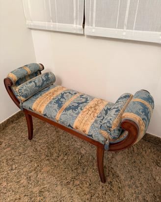 Divanetto classico imbottito in legno