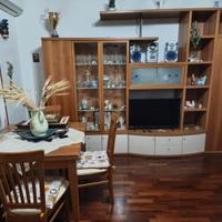 Tavolo sedie e parete attrezzata