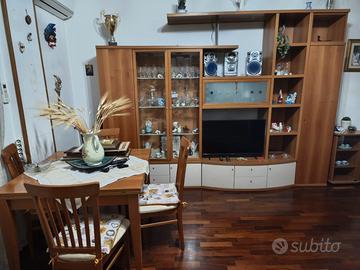 Tavolo sedie e parete attrezzata