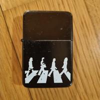 Accendino STAR in metallo nero – design Abbey Road