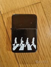 Accendino STAR in metallo nero – design Abbey Road