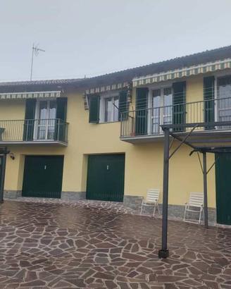 Villa di 100 m² con 4 locali e box auto a Azzano d