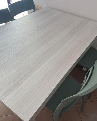 Tavolo allungabile e sedie