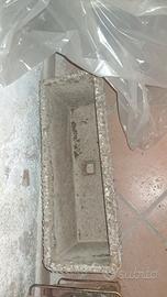 vaso rettangolare cemento con pietre 