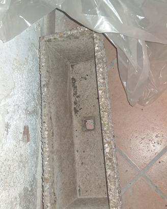 vaso rettangolare cemento con pietre 