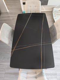 Tavolo da pranzo con top nero in ceramica.
