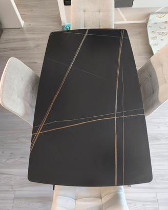 Tavolo da pranzo con top nero in ceramica.