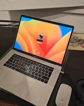 Apple MacBook Pro 15" (2017) + Magic Mouse