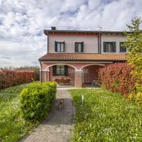 PORZIONE DI TRIFAMILIARE DI TESTA IMMERSA NEL VERD