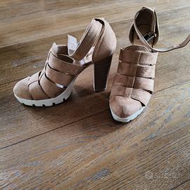 Sandalo in camoscio punta chiusa