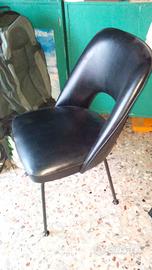 poltroncine in pelle nera e acciaio