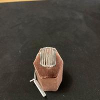 Anello scultoreo a fili verticali - Fascia larga -