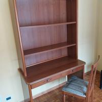 Scrittoio classico con libreria e sedia