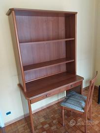 Scrittoio classico con libreria e sedia