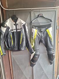 giacca pelle e pantaloni moto