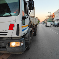 Iveco Eurocargo 150 con ribaltabile e gru