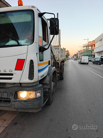 Iveco Eurocargo 150 con ribaltabile e gru