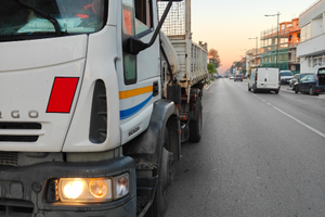 Iveco Eurocargo 150 con ribaltabile e gru