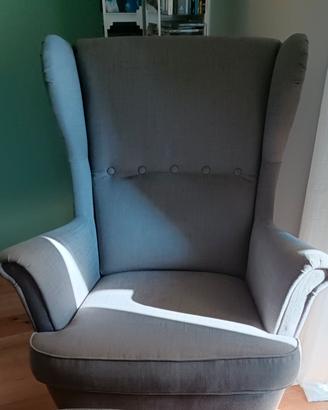 Poltrona Ikea Strandmon con poggia piedi