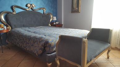 Letto e divanetto in foglia d’argento