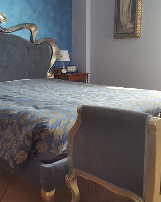 Letto e divanetto in foglia d’argento