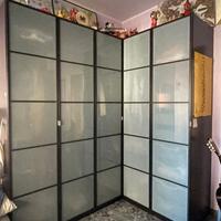 Armadio angolare nero. Ante vetrate