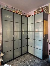 Armadio angolare nero. Ante vetrate