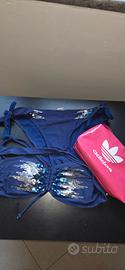Costume 2 pezzi blu con paillettes 