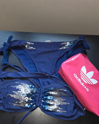 Costume 2 pezzi blu con paillettes 