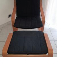 Sedia Ikea a dondolo con poggiapiedi.