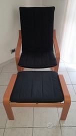 Sedia Ikea a dondolo con poggiapiedi.