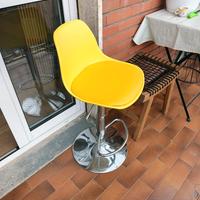 Sgabello giallo