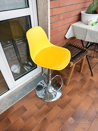 Sgabello giallo