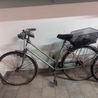 Bicicletta vintage da donna alpina e bici bimba