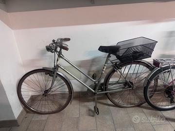 Bicicletta vintage da donna alpina e bici bimba