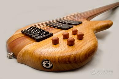 Basso fretless 6 corde fatto a mano