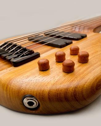 Basso fretless 6 corde fatto a mano