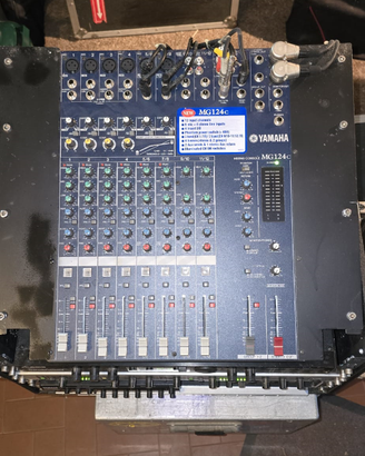 Mixer YAMAHA MG124c