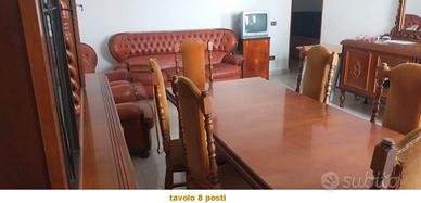 Arredo usato per sala soggiorno in stile spagnolo.