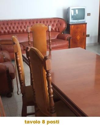 Arredo usato per sala soggiorno in stile spagnolo.