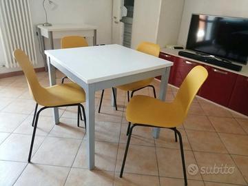  TAVOLO CON SEDIE E PARETE ATTREZZATA