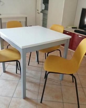  TAVOLO CON SEDIE E PARETE ATTREZZATA