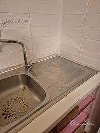 Lavello in acciaio inox e rubinetto miscelatore