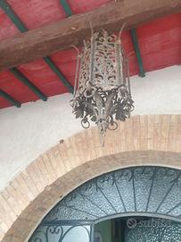 Lampadario ferro battuto pieno.