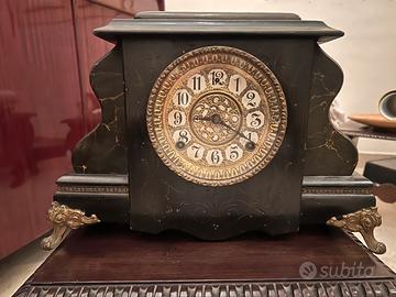 Antico orologio a pendolo da tavolo