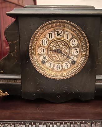 Antico orologio a pendolo da tavolo
