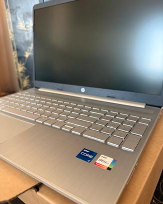 Computer HP NUOVO 15,6 pollici i7, 16 gb, 512 gb