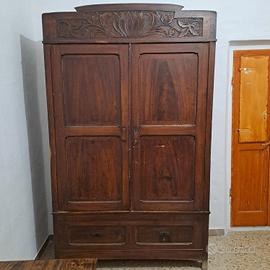 Armadio vintage da restaurare.