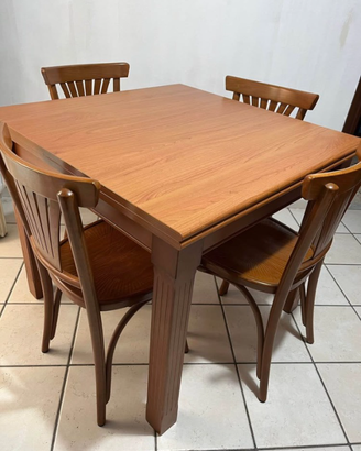 Tavolo da pranzo con 4 sedie in legno